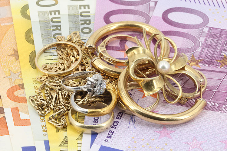 Goldschmuck auf Geldscheinen