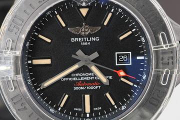 Breitling Avenger Blackbird V1731010 BD12 Ziffernblatt Lünette und Datumanzeige